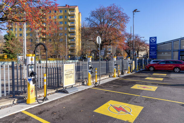 St1 asemalla olevat SlowStop pollarit