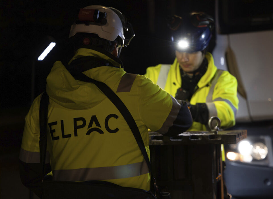 Elpac työntekijät huoltamassa pollaria