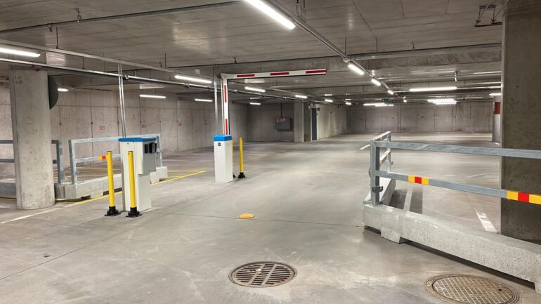 Elka puomikoneet parkkihallissa