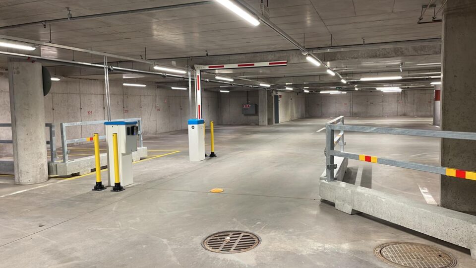 Elka puomikoneet parkkihallissa