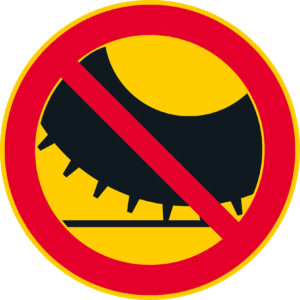 CE-hyväksytty rajoitusmerkki C48 nastarenkailla varustetulla moottorikäyttöisellä ajoneuvolla ajo kielletty