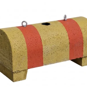 250 kg painoinen betonipossu valkoisella taustalla